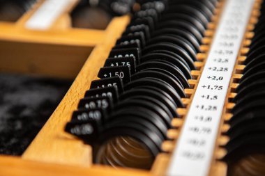 Test gözlüğü lensleri. Teşhis ve görüşün düzeltilmesi anlamına geliyor. Lensli göz doktoru kutusu..