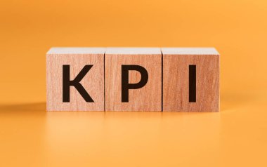 KPI Word Sarı Arkaplanda Tahta Bloklarda Yazıldı. Anahtar Performans Göstergesi.