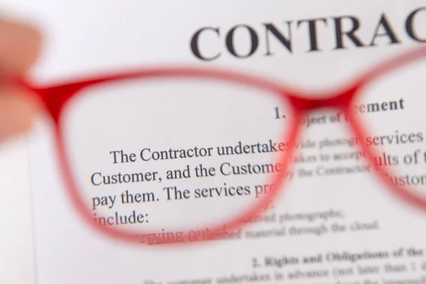 Fechar Contrato Com Óculos Leitura Vermelhos Mão — Fotografia de Stock