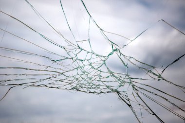 Kırık Cam Pencereler Mavi Gökyüzü ve Arkaplanda Bulutlar.