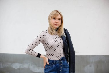 Açık havada yaşayan mutlu, çarpıcı sarışın bir kızın portresi. Şehir caddesine yürüyorum..