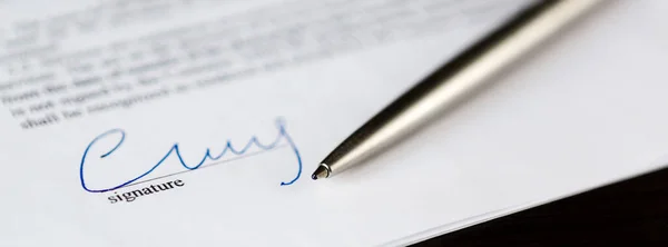 Detailní Podpis Stříbrné Kuličkové Pero Dokumentu Zaměření Podpis — Stock fotografie