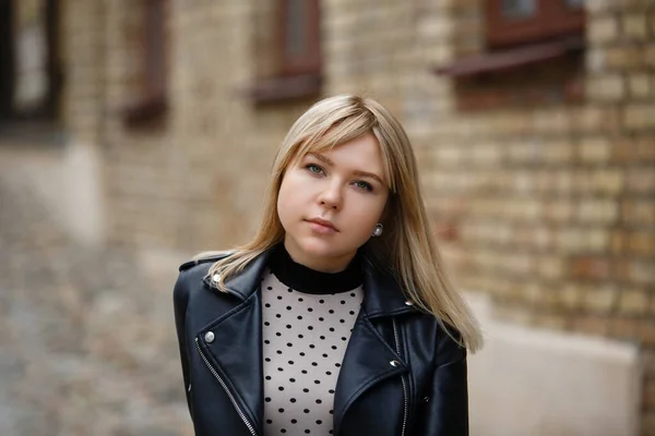 Açık havada yaşayan mutlu, çarpıcı sarışın bir kızın portresi. Şehir caddesine yürüyorum..