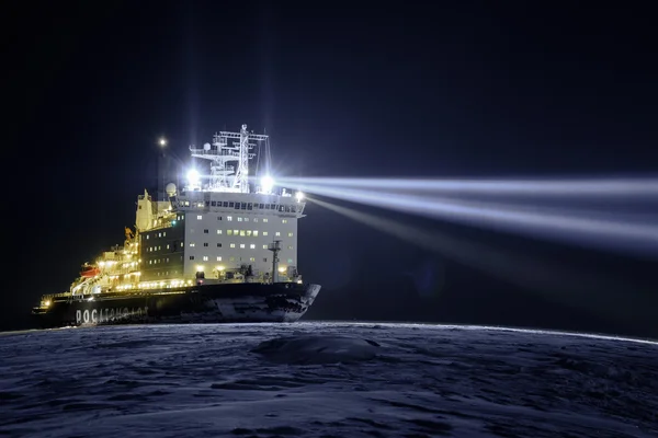 Rompe el hielo nuclear ruso "Vaygach" en el puerto de Dudinka — Foto de Stock