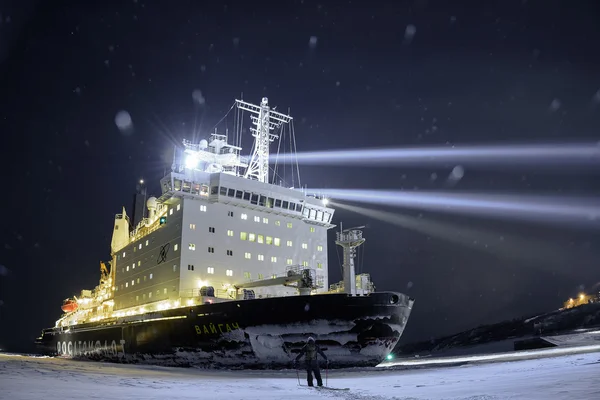 ドゥディンカ港のロシアの核砕氷船「ヴァイガッハ」 — ストック写真