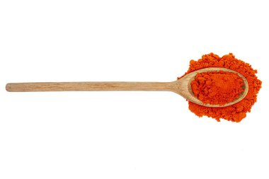 Beyaz arka planda toz besin boyasıyla doldurulmuş yuvarlak saplı tahta kaşık. İzole resim pişirme, aşçılık içeriği veya tarif çizimleri için mükemmeldir.