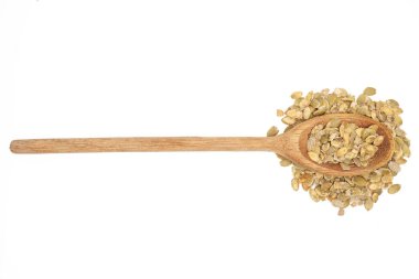 Beyaz arka planda ay çekirdeği dolu yuvarlak saplı tahta kaşık. İzole görüntü sağlıklı yemek tarifleri, pişirme ve mutfak malzemeleri için mükemmeldir.