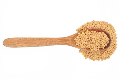 Beyaz arka planda mercimek bulunan ahşap kaşık, yemek pişirme, tarif çizimleri veya mutfak blogları için ideal..