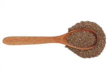 Beyaz arka planda chia tohumlarıyla dolu yuvarlak saplı tahta kaşık. İzole görüntü sağlıklı yemek tarifleri, pişirme ve mutfak malzemeleri için mükemmeldir.