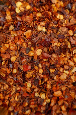 Kırmızı biber tozunun makro üst görüntüsü, ince dokusunu, yoğun rengini ve tarafsız bir arkaplanda bulunan baharatın tekdüze desenini vurguluyor.