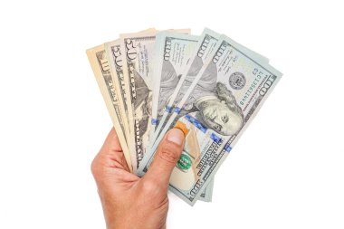 Çeşitli banknotlardan oluşan Amerikan dolarlarını tutan bir elin yatay fotoğrafı, renklendirme düzeneği, beyaz arkaplan ve kontrast