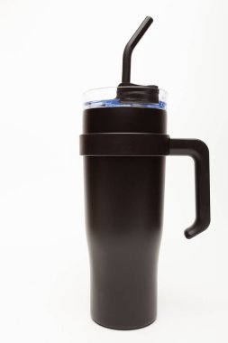 Yeniden kullanılabilir termal bardağın dikey görüntüsü, kapağı, samanı ve sapı, beyaz arka planda izole edilmiş, içecek, ekoloji ve sorumlu tüketim temaları için kullanılır.