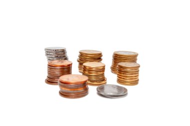 Brezilya sikkelerinin yatay tam karesi beyaz zemin üzerinde, dağınık ışık ve dengeli kompozisyon, tasarruflar, finans ve ekonomi kavramları için ideal