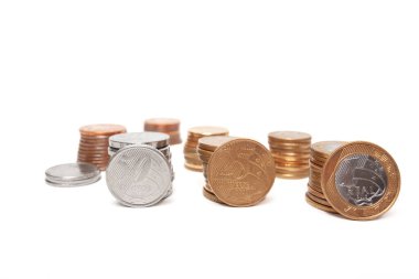 Yığılmış Brezilya gerçek paralarının yatay görüntüsü beyaz arka planda farklı değerleri gösterir, zenginliği, istikrarı ve ekonomik büyümeyi sembolize eder