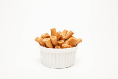 Beyaz koç temiz bir arkaplanda sigara bağımlılığını simgeleyen sayısız sigara izmariti tutuyor.