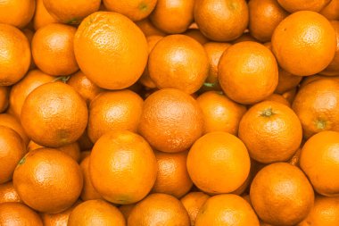 Çerçeveyi dolduran taze portakalların tam yatay görüntüsü. Kabuk dokusu ve canlı renkler. Gıda geçmişi, tarım temaları ve sağlıklı yaşam tarzı kavramları için ideal.