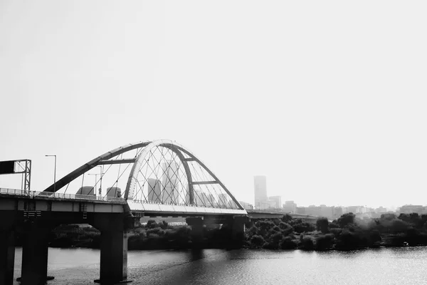 Abstrakte Brücke am Fluss han — Stockfoto