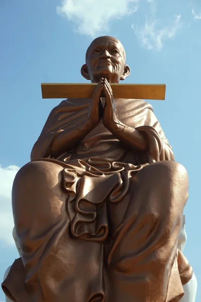 Estatua monje gigante tailandesa — Foto de Stock