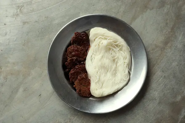 Vermicelli de arroz tailandés con pasteles de pescado frito —  Fotos de Stock