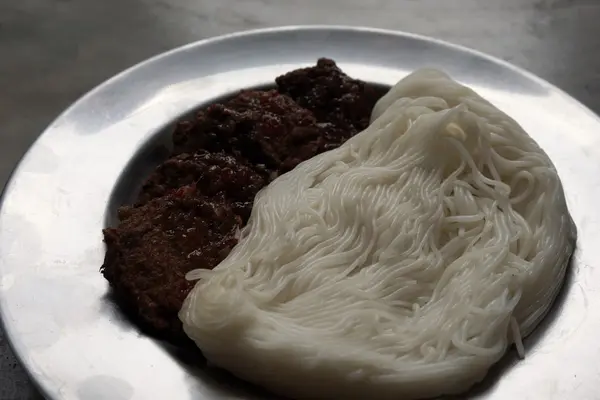 Thailändische Reisvermicelli mit gebratenen Fischkuchen — Stockfoto