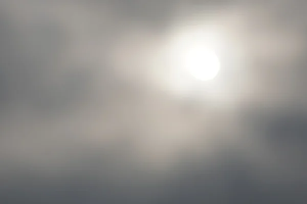 Абстрагируясь от солнца в тумане — стоковое фото