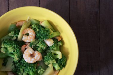 Kızarmış brokoli karides ile karıştırın