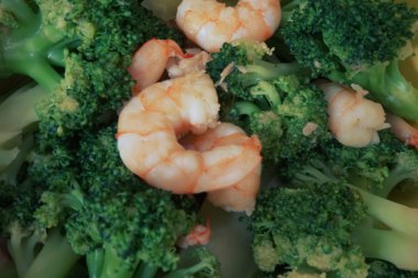 Kızarmış brokoli karides ile karıştırın