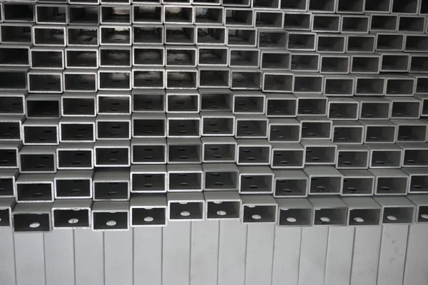 Стопка квадратной алюминиевой трубки — стоковое фото
