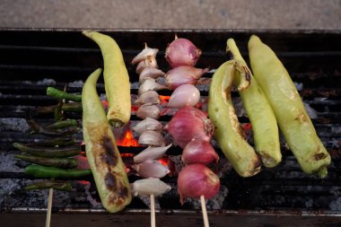 ızgara biber, kırmızı soğan, sarımsak ve limon
