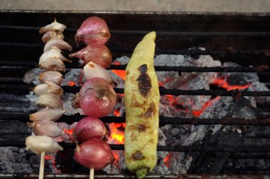 ızgara biber, kırmızı soğan, sarımsak ve limon