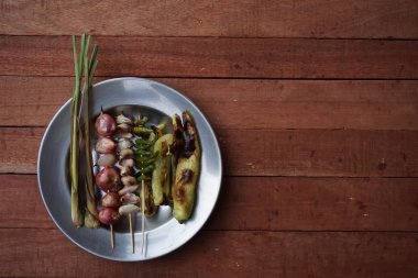 ızgara biber, kırmızı soğan, sarımsak ve limon