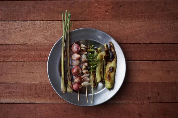 Lada panggang, bawang merah, bawang putih, dan rumput limun — Stok Foto