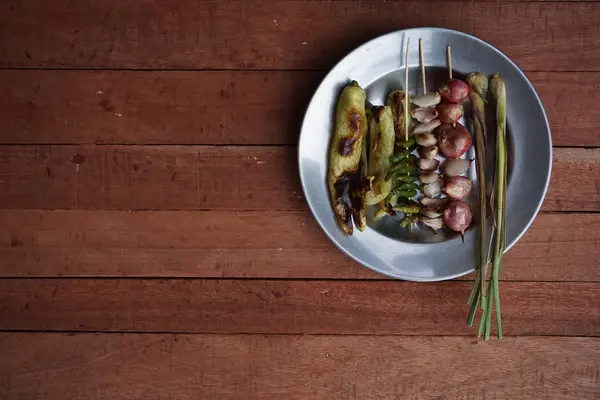 Lada panggang, bawang merah, bawang putih, dan rumput limun — Stok Foto