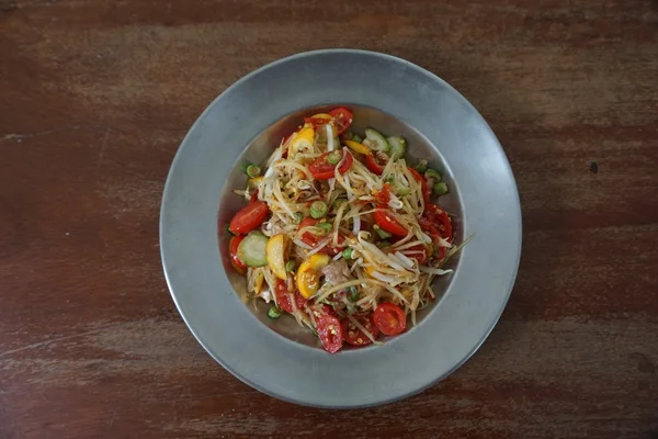 Тайский острый салат из папайи — стоковое фото