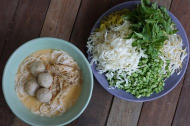 balık köri Hindistan cevizi sütü ile erişte