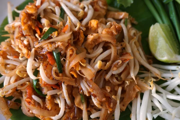 Fideos fritos tailandeses —  Fotos de Stock