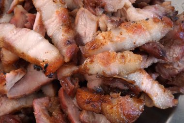 dilim kavrulmuş domuz