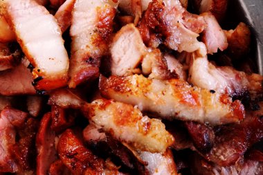 dilim kavrulmuş domuz