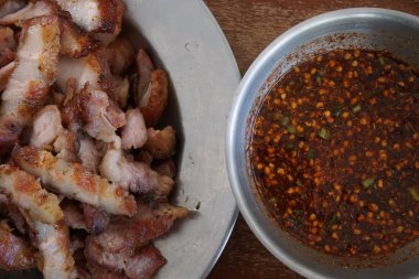 dilim kavrulmuş domuz