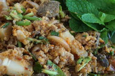 Baharatlı kıyılmış domuz salata