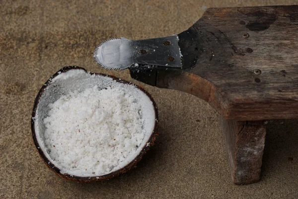 Metade da casca de coco com ralador de coco 1 — Fotografia de Stock