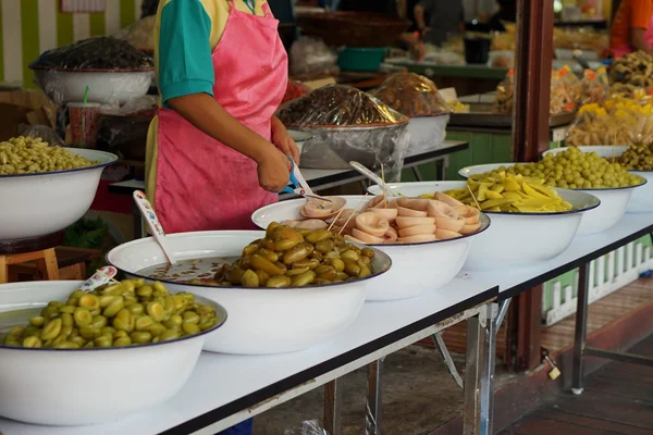 Venda de conservas de frutos no mercado — Fotografia de Stock