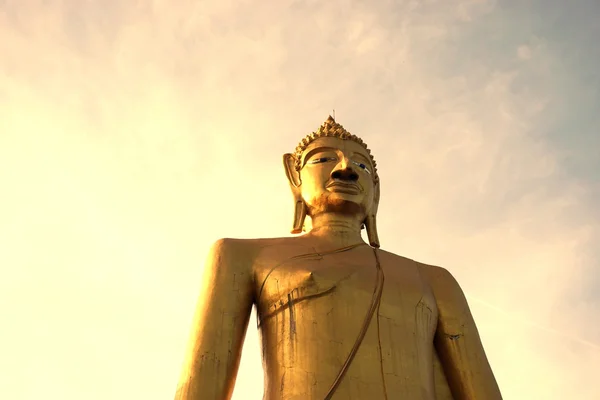 Imagem dourada gigante de Buda com o céu 6 — Fotografia de Stock