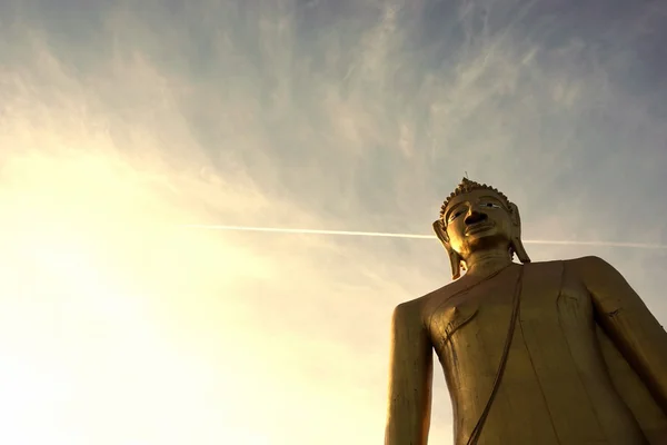 Gigante imagen dorada de Buda con el cielo 3 — Foto de Stock