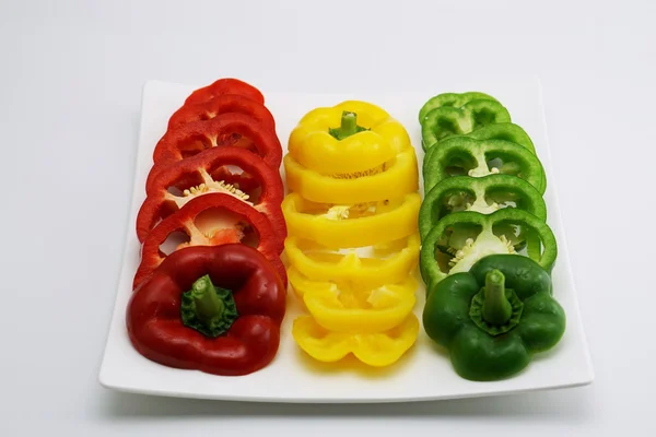 Set leicht geschnittener Paprika auf Teller 2 — Stockfoto