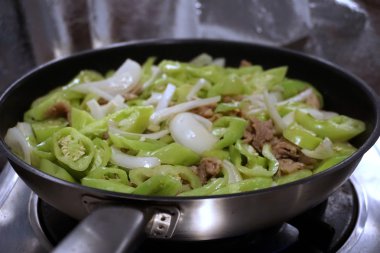 yeşil biber 002 ile kızarmış domuz eti ilave edin