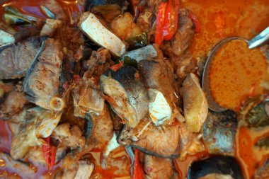 köri baharatlı Hindistan cevizi kreması ile çizgili yayın balığı