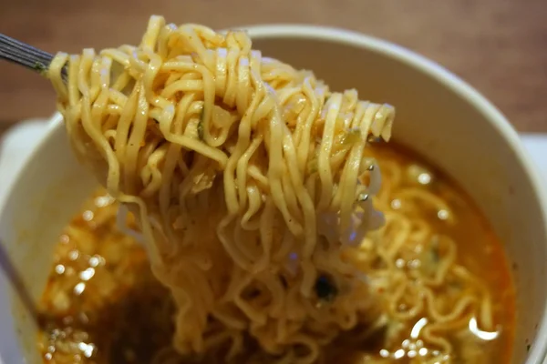 Fideos instantáneos en sabor a sopa picante —  Fotos de Stock