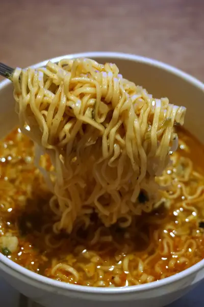Instantní nudlová polévka pikantní chuť — Stock fotografie