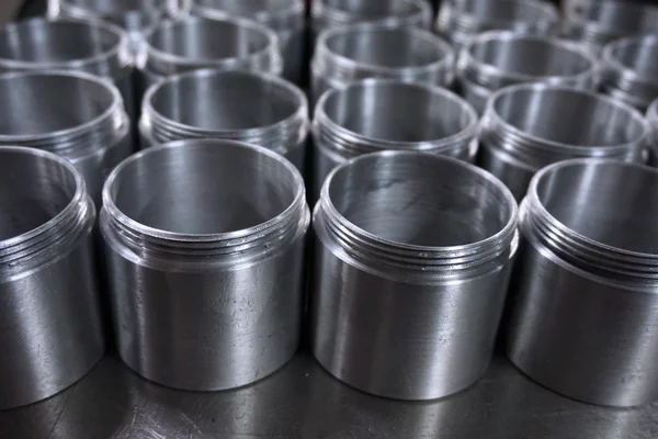 yuvarlak metal tüp özetini